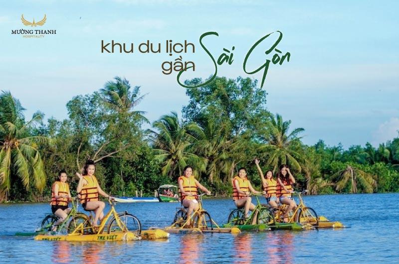 Du khách đang vui chơi và thư giãn tại Khu Du Lịch Thủy Châu, trong công viên hoặc gần suối